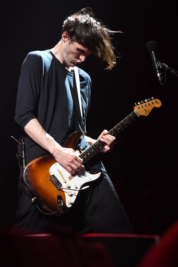Josh Klinghoffer liittyi Red Hot Chili Peppersiin vuonna 2009 John Fruscianten lähdön jälkeen, ja lähti bändistä vuonna 2019 Fruscianten paluun myötä.
