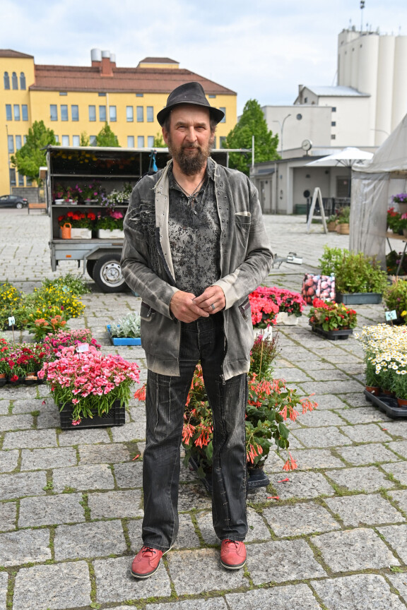 Pehtoori Terho Häkkinen on herra ja hidalgo myös Pieksämäen torilla.