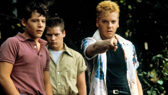 Kiefer Sutherland nuorena (oik.) Stand by Me - Viimeinen kesä -elokuvassa, joka julkaistiin vuonna 1986.