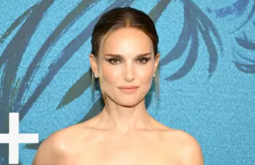 Kuin jumalatar! Natalie Portman Kreikassa altaalla - erikoinen uikkarivalinta