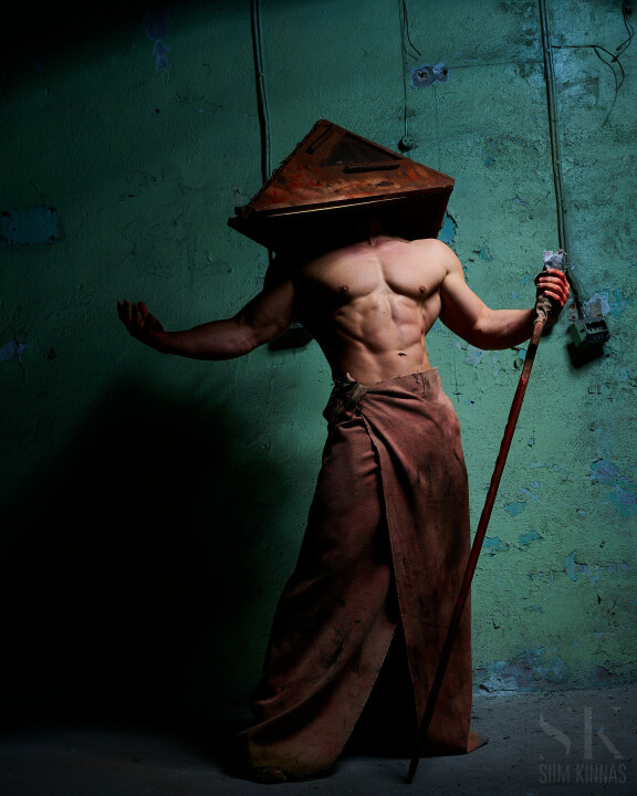 Tässä on Rasmuksen suosituin cosplay-kuva, Silent Hill -pelin Pyramid head.