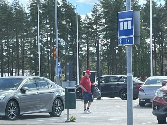 Oliko kestokassi unohtunut kotiin? Sauli pakkasi ostoksensa arkisesti muovipussiin.