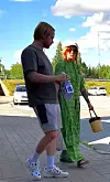 Kitaristi Leo käväisi myös ABC:llä toimivassa Marimekon liikkeessä.