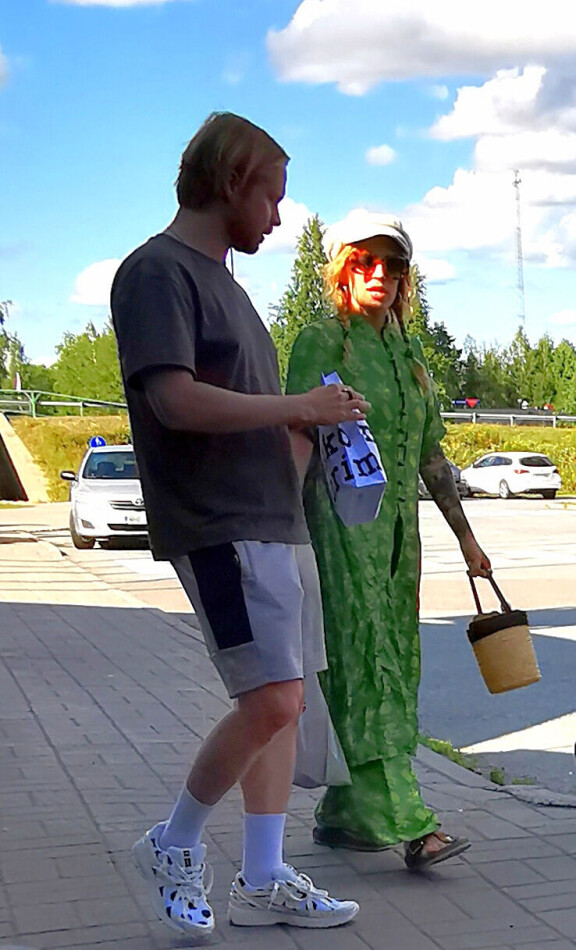 Kitaristi Leo käväisi myös ABC:llä toimivassa Marimekon liikkeessä.