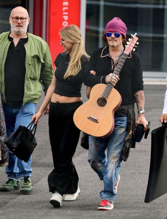 Johnny oli pukeutunut grunge-tyylisesti, kun nainen rokkasi kokomustissa.