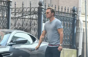 Cheek bongattiin lentoasemalta naisseurassa – arvaatko reissupaidan hinnan?