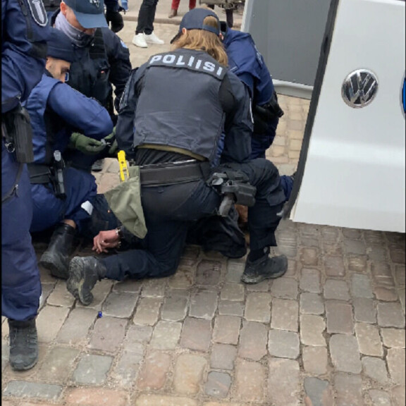 Seiskan lukija seurasi lähietäisyydeltä epäillyn kiinniottoa. Espan kaahaaja