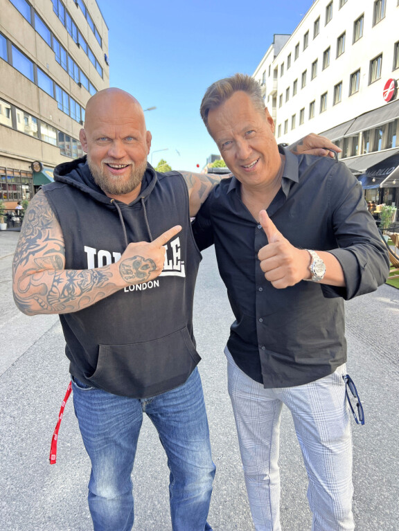 – Rötöskatsauksessa käsittelemme ajankohtaisia rikoksia laidasta laitaan. Pystymme hyödyntämään taustojamme podin tekemisessä, Immu ja Kale kertovat.