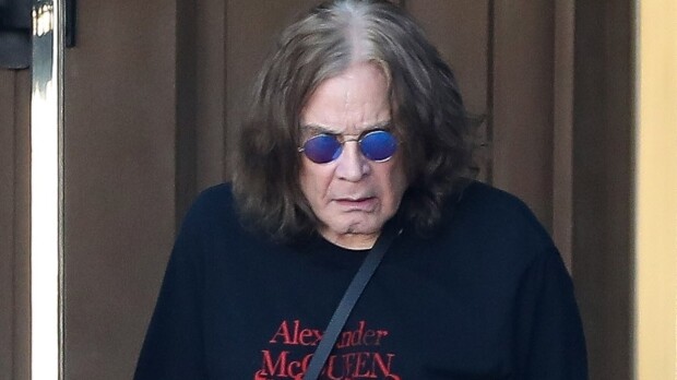 Ozzy Osbourne on yrittänyt vuosia päästä kotiin – kunto estää matkustamisen: 'Joka kerta Ozzyn terveydelle tapahtuu jotain'