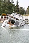 Näin onnettomasti Teemun veneelle kävi laituriin siirtämisen jälkeen.