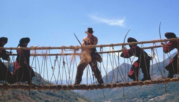 Indiana Jones päättää päästä pälkähästä katkaisemalla miekallaan vanhan riippusillan kahtia.