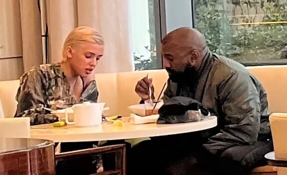 Kanye ja Bianca näyttäytyivät ensimmäisen kerran yhdessä 13. tammikuuta 2023. Heidät oltiin bongattu jo muutamaa päivää aiemmin kävelemässä käsi kädessä, mutta tuolloin Biancaa ei tunnistettu, vaan hänestä puhuttiin mysteerinaisena.