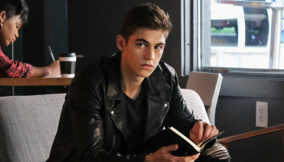 Hero Fiennes Tiffin näyttelee sarjan nimikkoroolin.