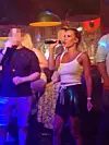 Kerttu laulaa luikautti suositussa karaokekuppilassa tunnetun hittibiisin.