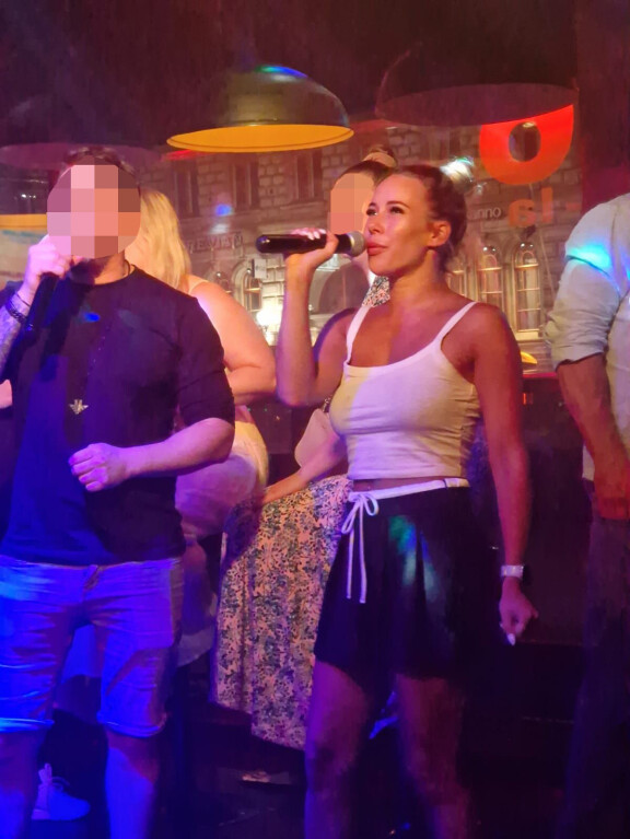 Kerttu laulaa luikautti suositussa karaokekuppilassa tunnetun hittibiisin.
