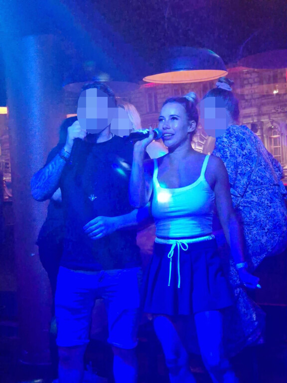 Karaoken riemu vaikutti vallanneen Kertun, joka ei epäröinyt laulaa kovaan ääneen.