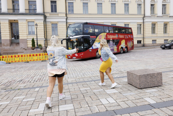 Voi rähmä! Sightseeing-bussi kaasutti pois parivaljakon silmien edestä, joten ajelu saa jäädä toiseen kertaan. Tämä ei heitä lannistanut, vaan matka jatkui kohti kesäistä Kauppatoria ja Suomenlinnaa.