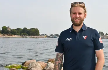 Keikkuu! Joel Harkimo näyttää, miten kanapestopasta syntyy ulkomerellä aallokossa – kokki itse pettyy vain yhteen asiaan
