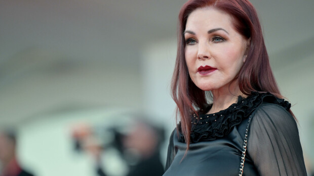 Priscilla Presley syyttää ex-liikekumppaneitaan taloudellisesta hyväksikäytöstä