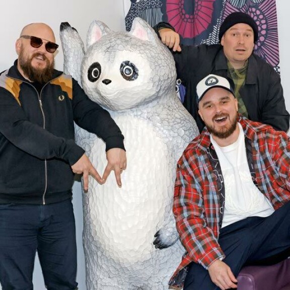 Teflon Brothers eli Pyhimys, Voli ja Heikki Kuula ovat kaikki kotoisin Helsingin Malminkartanosta. Teflon Brothers eli Pyhimys, Voli ja Heikki Kuula ovat kaikki kotoisin Helsingin Malminkartanosta.