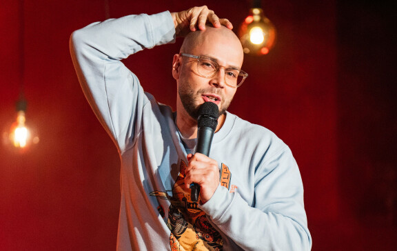 Tomi Haustola demonstroi päänahan hierontaa.