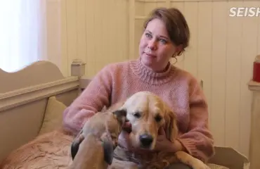 Tämän kultaisennoutajan kouluttaminen maksoi kymppitonneja - Peppi-koira varoittaa Minnaa kipukohtauksesta