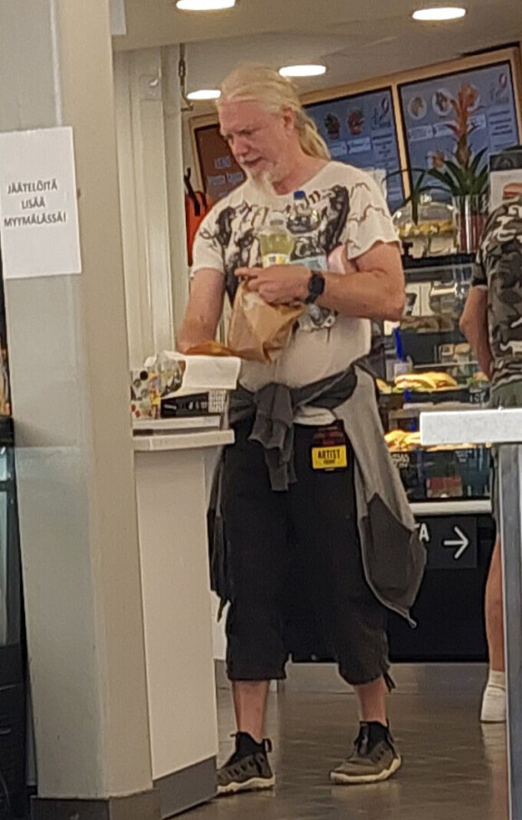 Keltainen artistipassi loisti Markon lantiolla, vaikka festareista oli jo pari päivää.