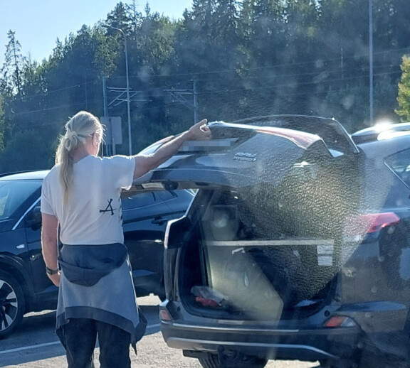 Valkoinen Nightwish-tarra takakontissa pisti Seiskan lukijan silmään.