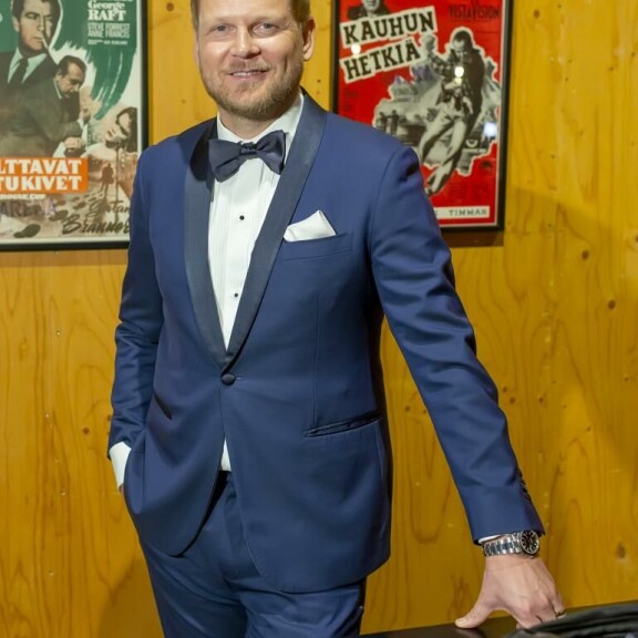 Antti Luusuaniemi, 42, näyttelee pian ensi-iltansa saavassa Syke-elokuvassa. – Odotan, että pääsen pyörittämään sitä täällä omassa elokuvateatterissani, Korjaamo Kinon omistajiin lukeutuva monitoimimies myhäilee. Antti Luusuaniemi, 42, näyttelee pian ensi-iltansa saavassa Syke-elokuvassa. – Odotan, että pääsen pyörittämään sitä täällä omassa elokuvateatterissani, Korjaamo Kinon omistajiin lukeutuva monitoimimies myhäilee.