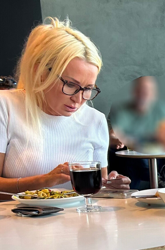 Lukulasit sopivat Suskille hyvin. - Hän näytti niissäkin vetävältä, Seiskalle ihastellaan.