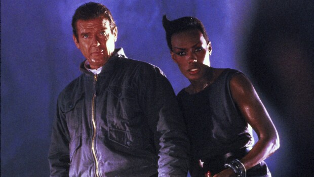 Tänään tv:ssä: Roger Moore koki härskin yllätyksen Bond-leffan rakastelukohtauksessa