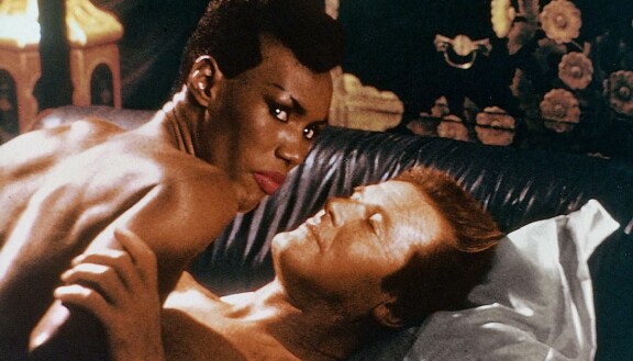 Grace Jonesin ja Roger Mooren rakastelukohtaus sai härskin käänteen.