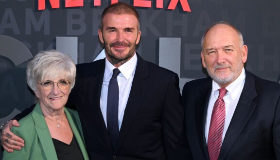 Sandra-äiti, David ja Ted-isä poseerasivat viime vuoden lokakuussa Netflixin Beckham-dokumentin ensi-illassa. Sandra on sairaanhoitaja, Ted keittiöurakoija ja heidän poikansa alle viisikymppinen ex-futaaja, jolla on yli 400 miljoonan euron omaisuus.