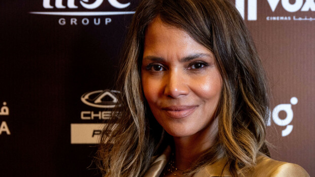 Miau! Halle Berry, 57, poseeraa pelkät kissat peittonaan