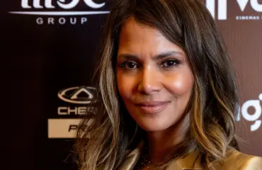 Miau! Halle Berry, 57, poseeraa pelkät kissat peittonaan