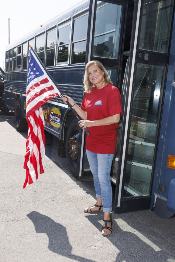 Annika pääsi heiluttamaan jenkkilippua Snackyn amerikanrautojen keskellä HelleHullutus-tapahtuman juontajana tiistaina (23.7)