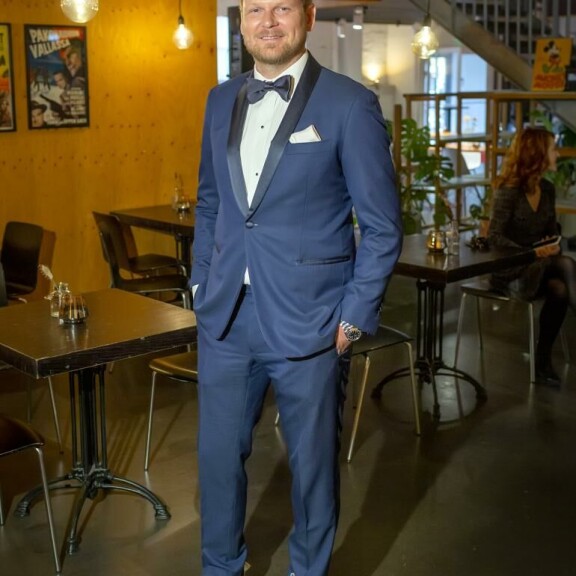 Antin piti alun perin esittää The Apollossa tanskalaista agenttia, mutta sai ohjaajan pään kääntymään. – Sainkin sitten esittää ihan suomalaista roolihahmoa. Antin piti alun perin esittää The Apollossa tanskalaista agenttia, mutta sai ohjaajan pään kääntymään. – Sainkin sitten esittää ihan suomalaista roolihahmoa.