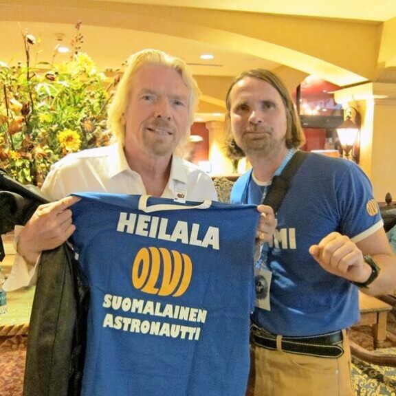 – Erittäin mukava, hauska ja tavallisen oloinen mies, Vesa kuvailee avaruuslentoyhtiön omistavaa miljardööriä Richard Bransonia. – Erittäin mukava, hauska ja tavallisen oloinen mies, Vesa kuvailee avaruuslentoyhtiön omistavaa miljardööriä Richard Bransonia.