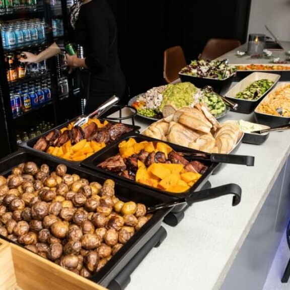 Myös VIP-aition tarjoamiset ovat Jutin sanoin 'viimeisen päälle.' Hyvin varustellun baaritiskin lisäksi asiakkaita palvelee tuhti buffet-pöytä. Myös VIP-aition tarjoamiset ovat Jutin sanoin 'viimeisen päälle.' Hyvin varustellun baaritiskin lisäksi asiakkaita palvelee tuhti buffet-pöytä.