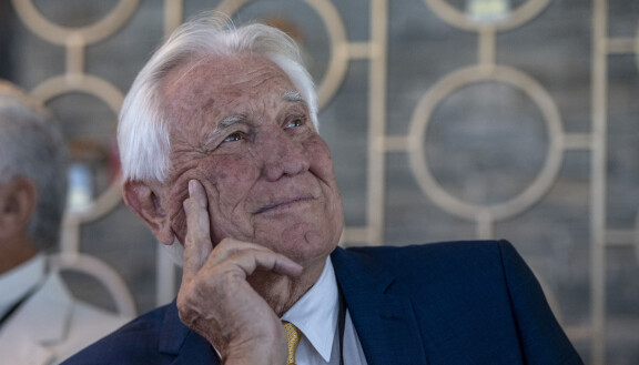 George Lazenby kuvattuna vuonna 2019, kun 007 – Hänen majesteettinsa salaisessa palveluksessa -elokuvan julkaisusta tuli kuluneeksi 50 vuotta.