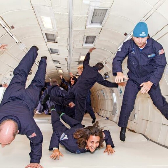 Vesa (oik.) kävi jo kokeilemassa painottomuutta testilennolla. Vesa (oik.) kävi jo kokeilemassa painottomuutta testilennolla.