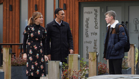 Laurel Thomas (Charlotte Bellamy), Jai Sharma (Chris Bisson) ja Arthur Thomas (Alfie Clarke).