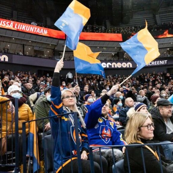 Kyä ny kelpaa! Tapparan ja Ilveksen fanit ovat syystäkin haltioissaan uudesta monitoimiareenasta. Kyä ny kelpaa! Tapparan ja Ilveksen fanit ovat haltioissaan uudesta areenasta.