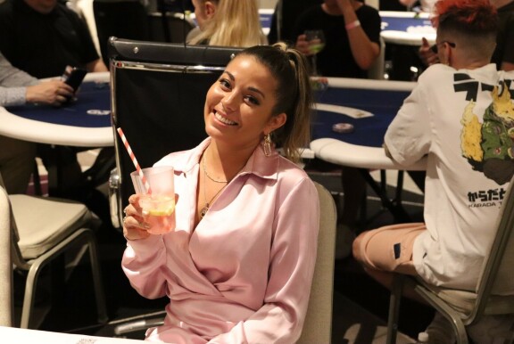 Amanda edusti pokeriturnauksessa.