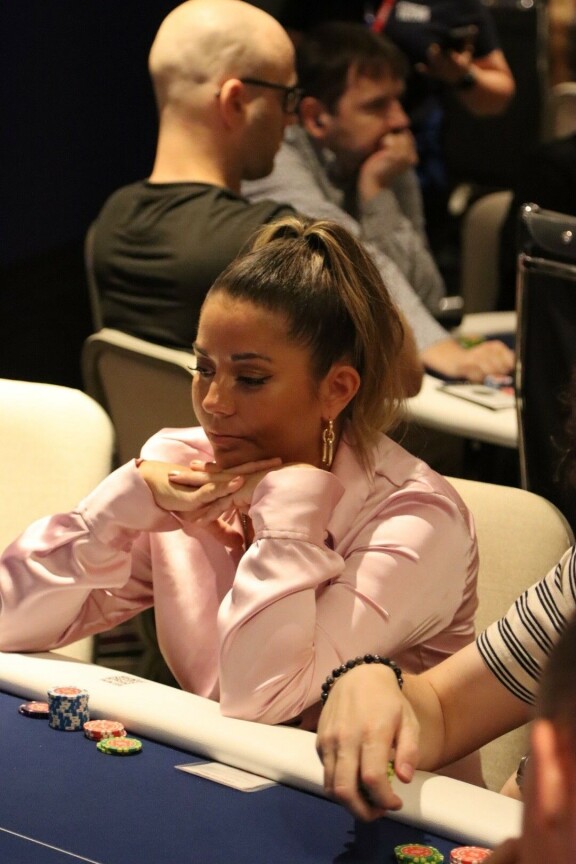 Amanda viihtyi Tallinnassa pokeripöydässä.