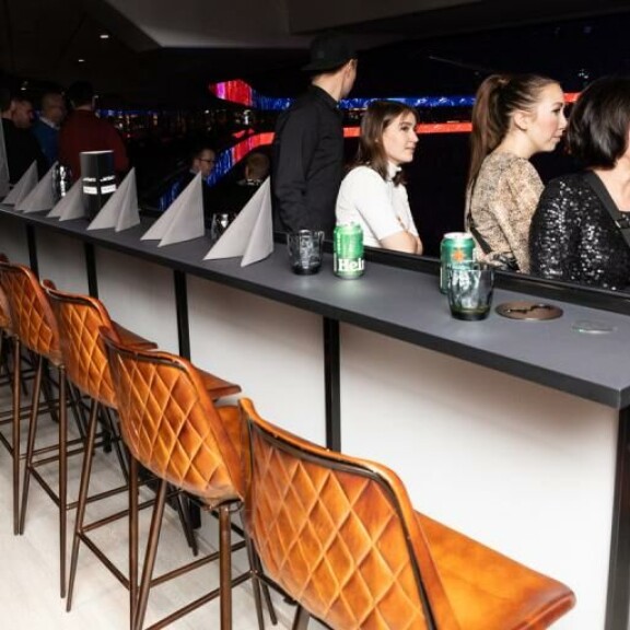 Kyä ny kelpaa! JetSetClubilta avautuu monenlaista näkymää maailman moderneimmaksi kuvailtuun monitoimiareenaan. Kyä ny kelpaa! JetSetClubilta avautuu monenlaista näkymää maailman moderneimmaksi kuvailtuun monitoimiareenaan.