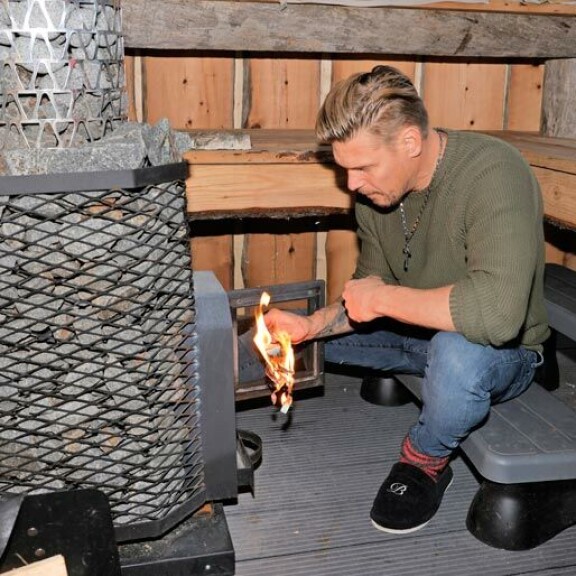 Pihasauna on Akin valtakuntaa. Seinillä on tuppeensahattua Siperian kelopuuta. Pihasauna on Akin valtakuntaa. Seinillä on tuppeensahattua Siperian kelopuuta.