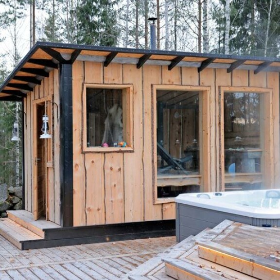 Saunan lauteilta on näkymät uima-altaalle. Saunan lauteilta on näkymät uima-altaalle.