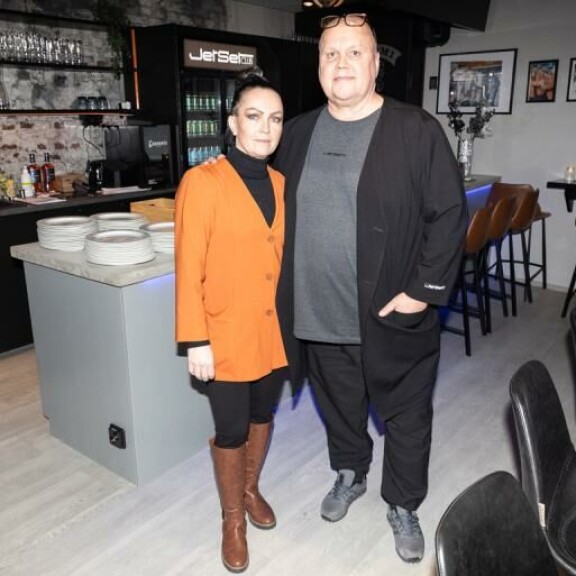 Eikä siinä vielä kaikki! Satu ja Juti pyörittävät MM-kotikisojen aikaan myös Captain’s VIP Loungea Nokia Arenan vieressä Tampereen aikuiskoulutuskeskuksessa. – Siitäkin tulee spesiaalihomma, Tappara-ikoni naulaa. Eikä siinä vielä kaikki! Juti ja Satu pyörittävät MM-kotikisojen aikaan myös Captain’s VIP Loungea Nokia Arenan vieressä Tampereen aikuiskoulutuskeskuksessa. – Siitäkin tulee spesiaalihomma, Tappara-ikoni naulaa.