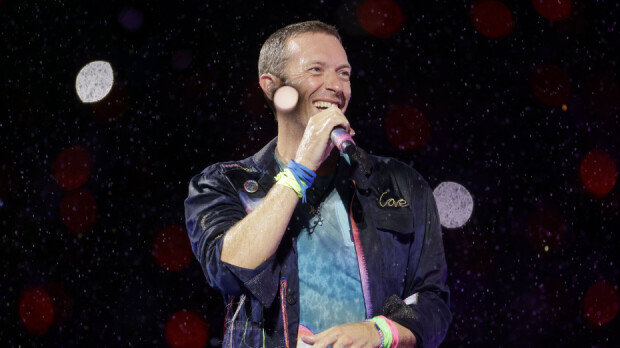 Kuin tavikset! Coldplayn solisti Chris Martin vietti kesäpäivää Helsingin kauppatorilla – kuva